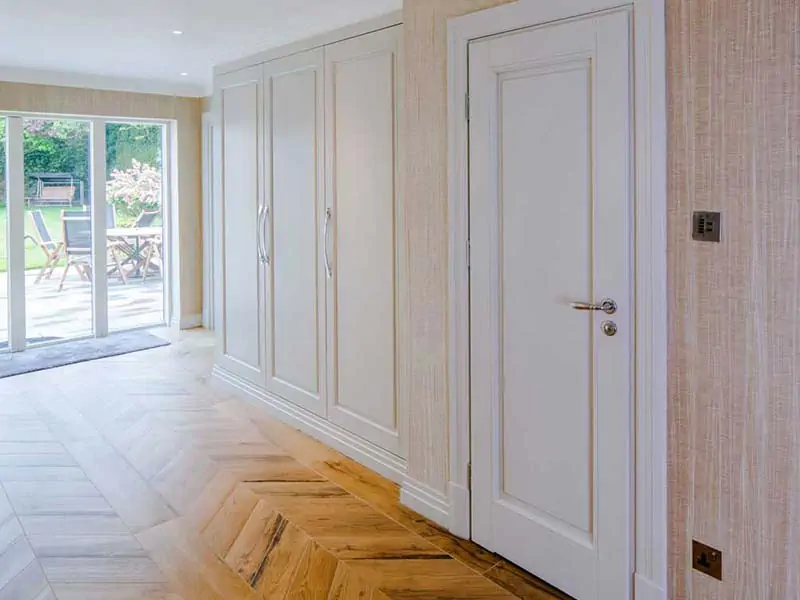 Białe, drewniane drzwi wewnętrzne
