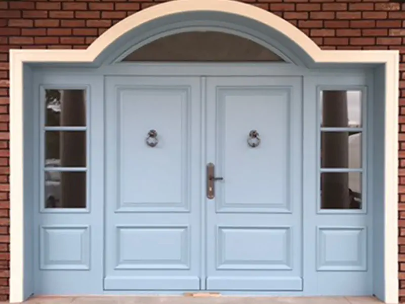 Drzwi frontowe z naświetlem
